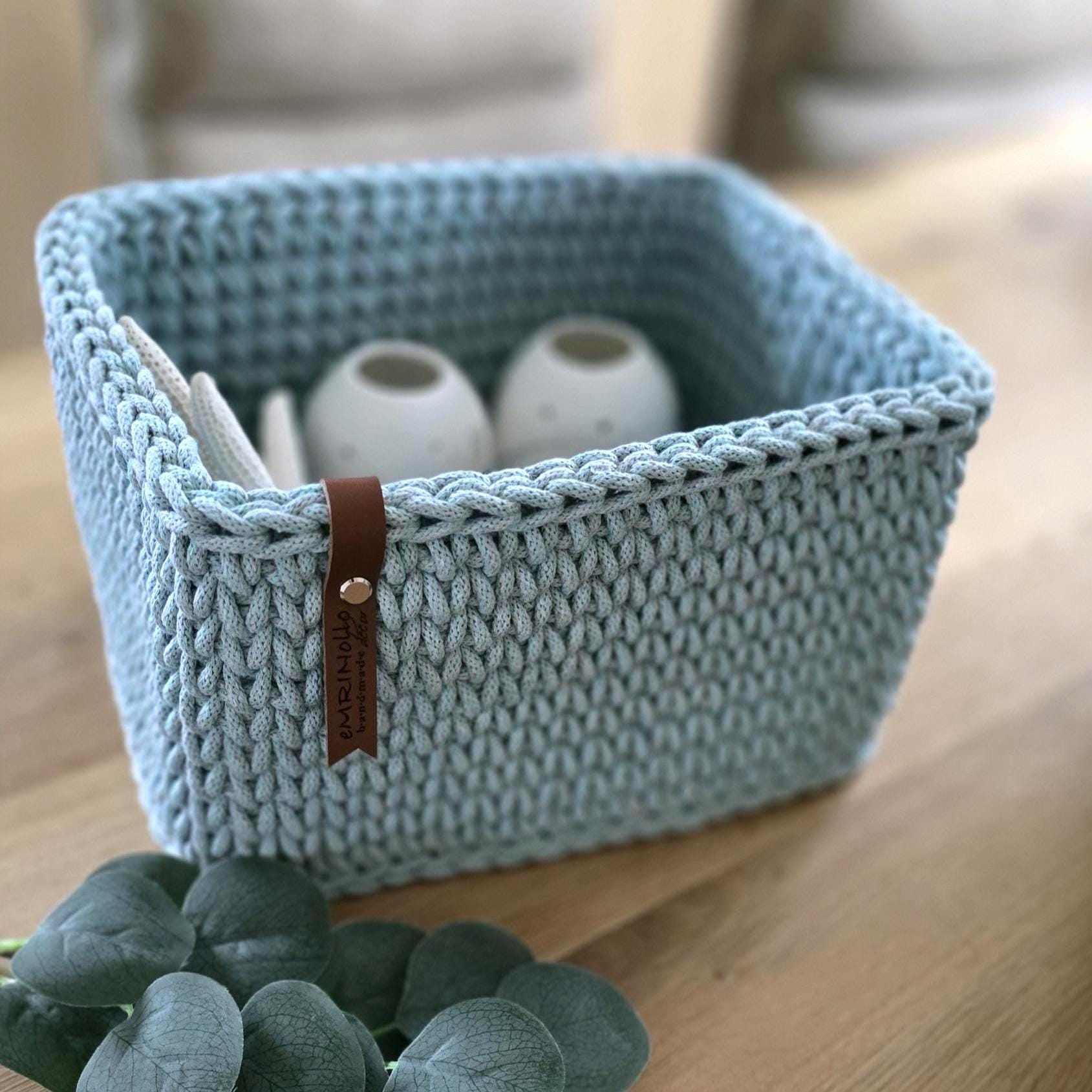 Größenvergleich: Korb neben Kuscheltier und Bücherstapel, 40x25x16 cm.