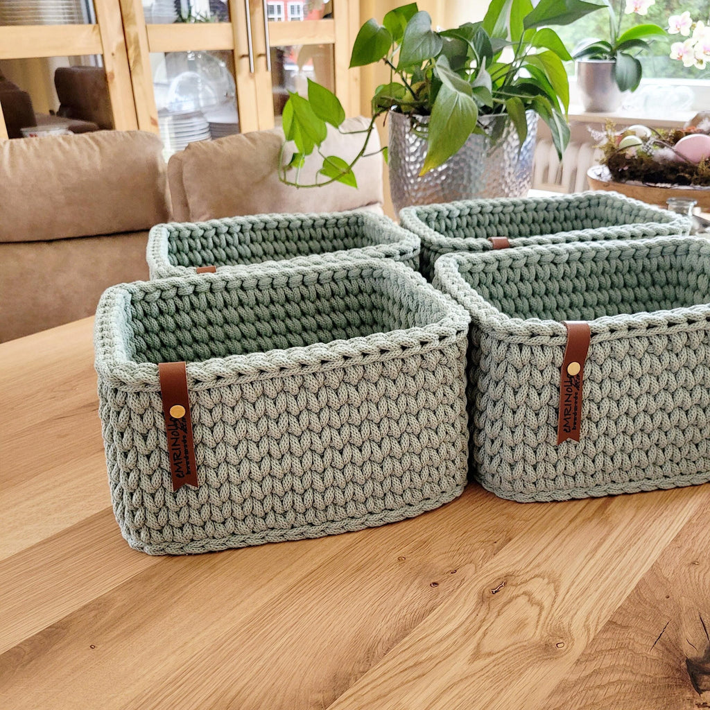 Korb gefüllt mit Handtüchern im Badezimmer auf Holzbank, natürliche Boho-Dekoration.