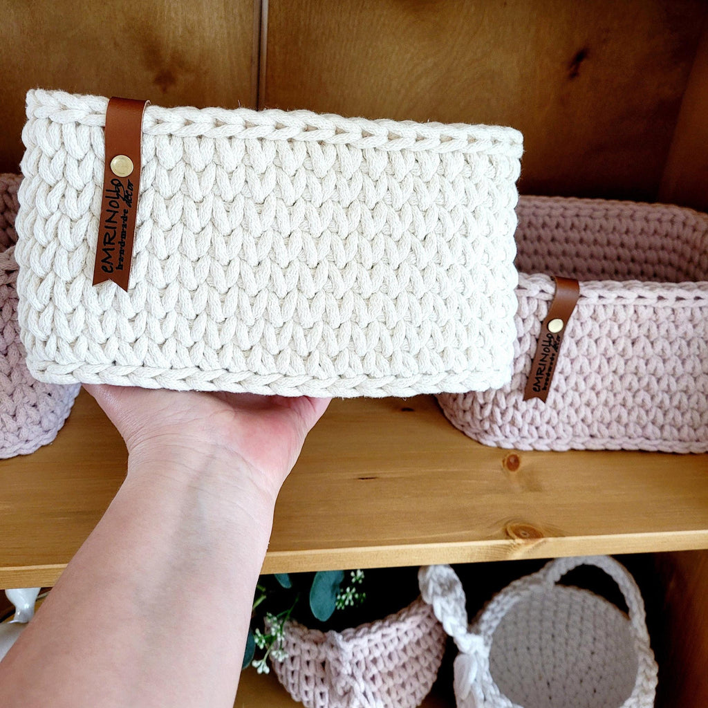 Korb im Regal mit Wohnaccessoires, sanftes Tageslicht, minimalistisches Interior.