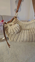 Handgearbeiteter Bag Charm aus Polyester mit Schlüsselring – ruhiges, funktionales Design