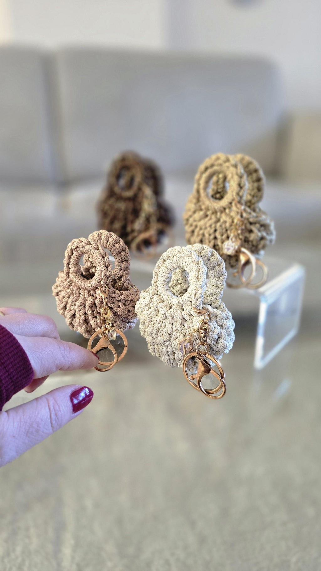 Choko-goldener Taschenanhänger – dunkle, elegante Farbvariante im ruhigen Stil
