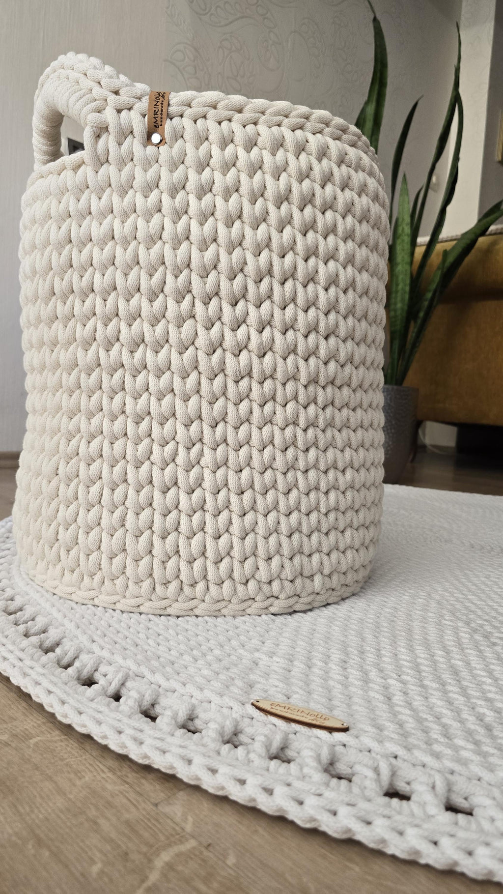 Textilkorb in modernem, minimalistischen Interieur als dezentes Wohnobjekt.