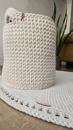 Textilkorb in modernem, minimalistischen Interieur als dezentes Wohnobjekt.