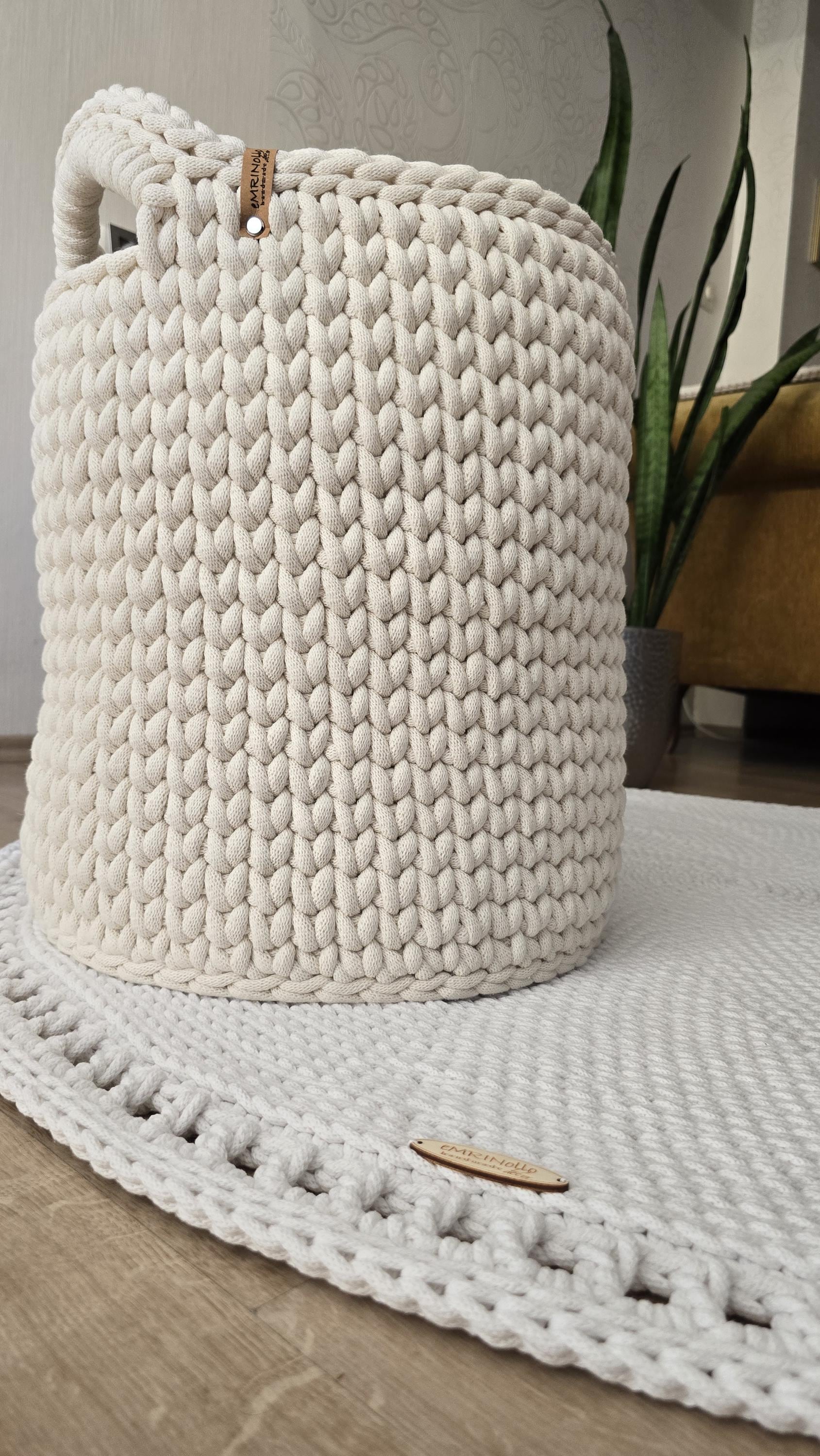 Textilkorb in modernem, minimalistischen Interieur als dezentes Wohnobjekt.