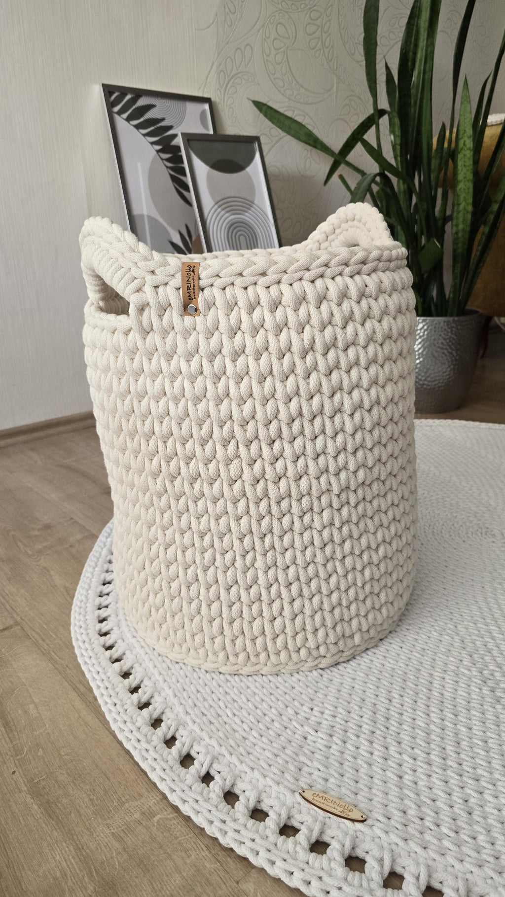 Textilkorb in modernem, minimalistischen Interieur als dezentes Wohnobjekt.