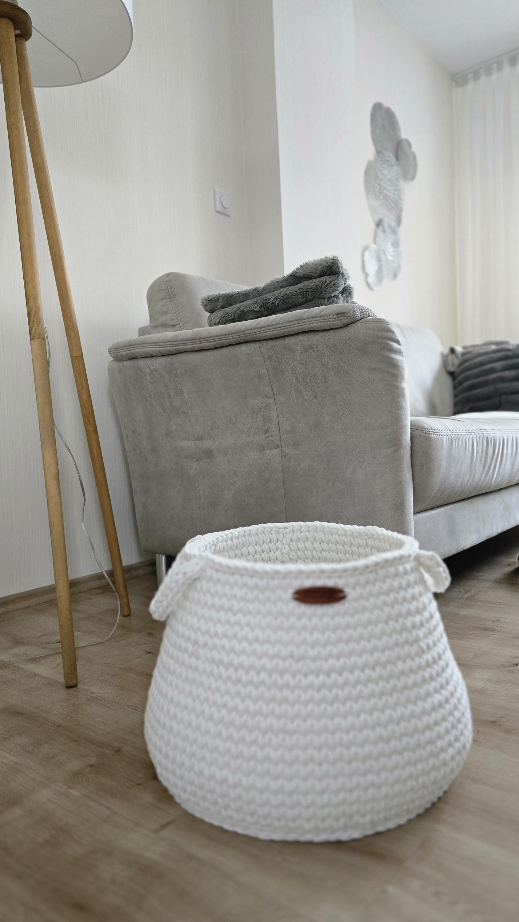 Grosser Bodenkorb als ruhige Aufbewahrung im Wohnzimmer