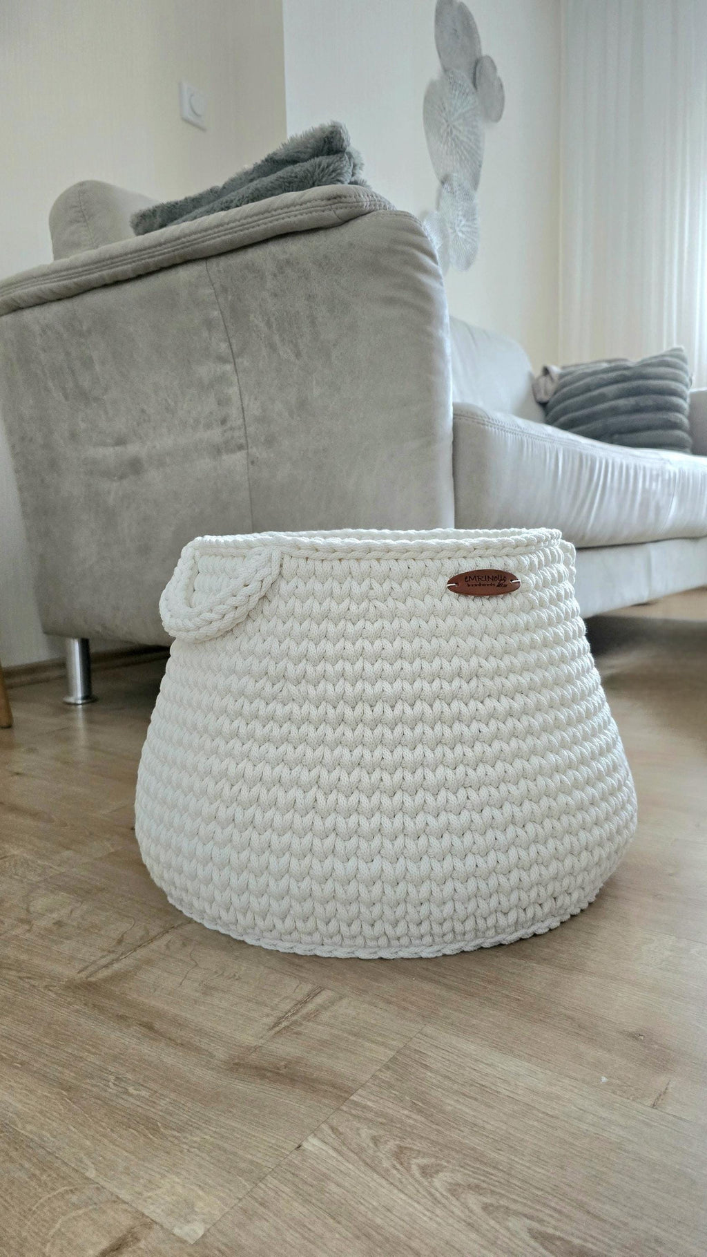 Helles Wohntextil mit strukturierter Häkeloptik