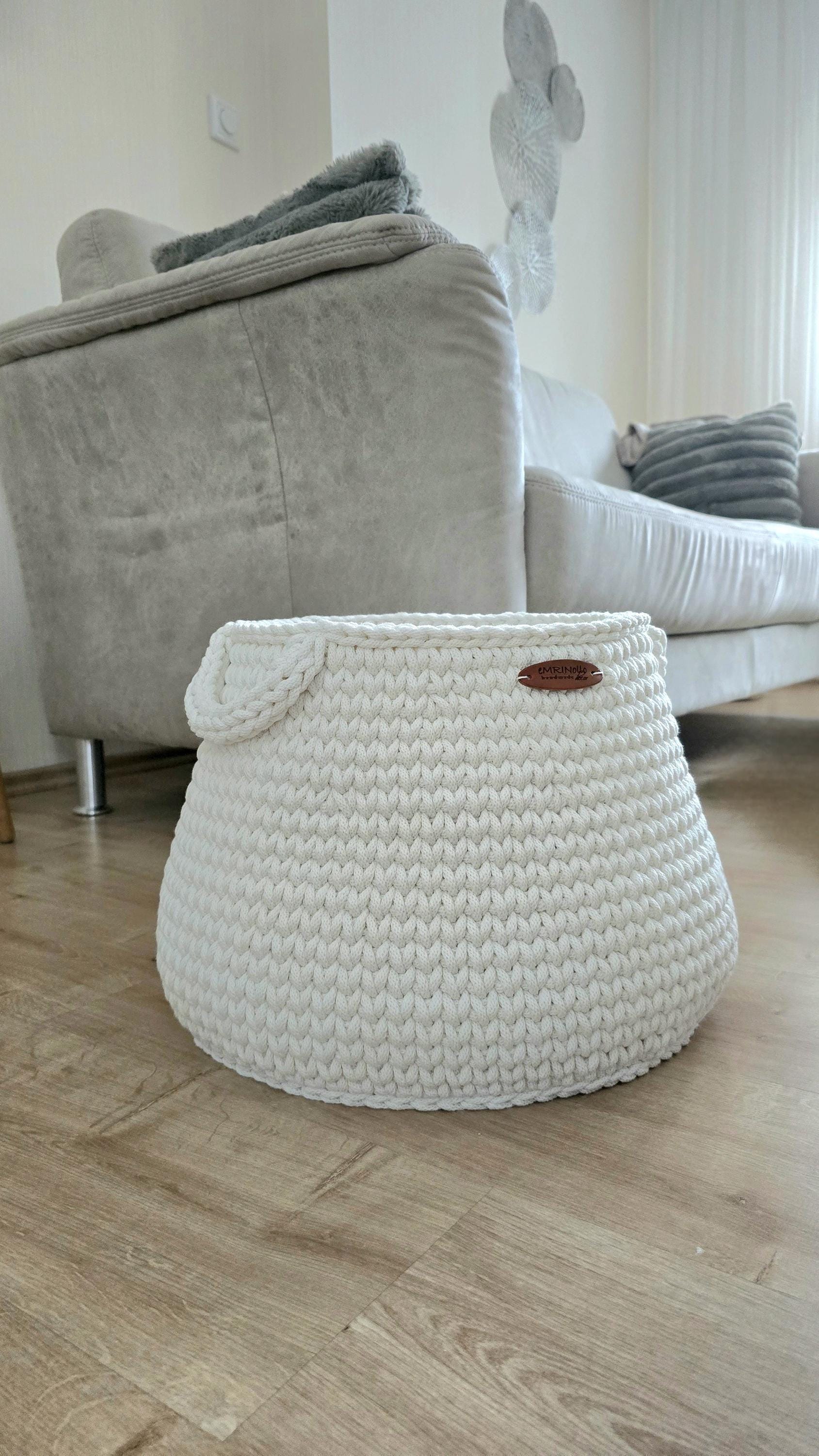 Helles Wohntextil mit strukturierter Häkeloptik