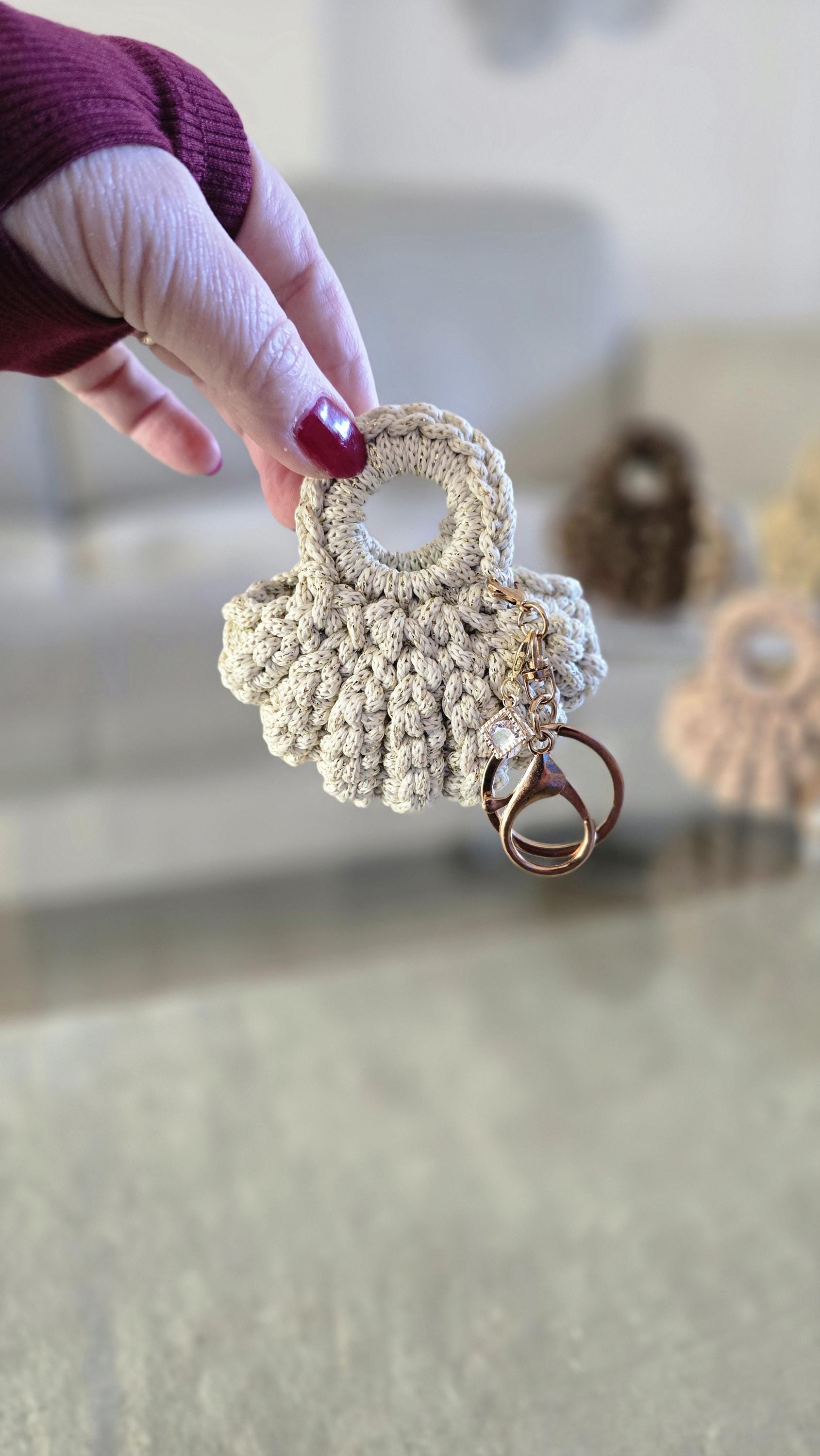 Minimalistischer Bag Charm im modernen, ruhigen Design – handgearbeitetes Taschenaccessoire