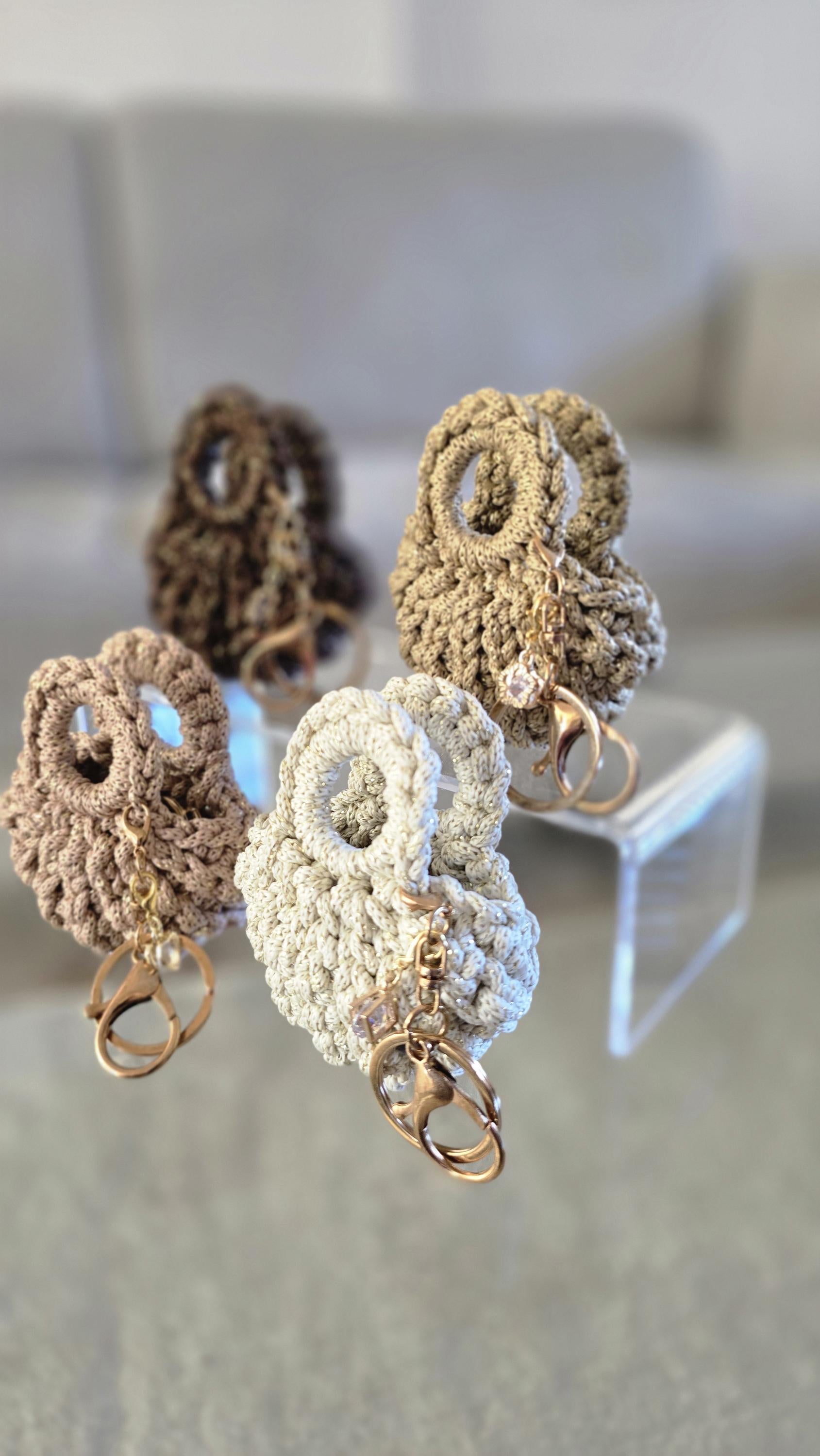 Gehäkeltes Mini-Etui als Bag Charm – funktionales Accessoire für Handtaschen und Shopper