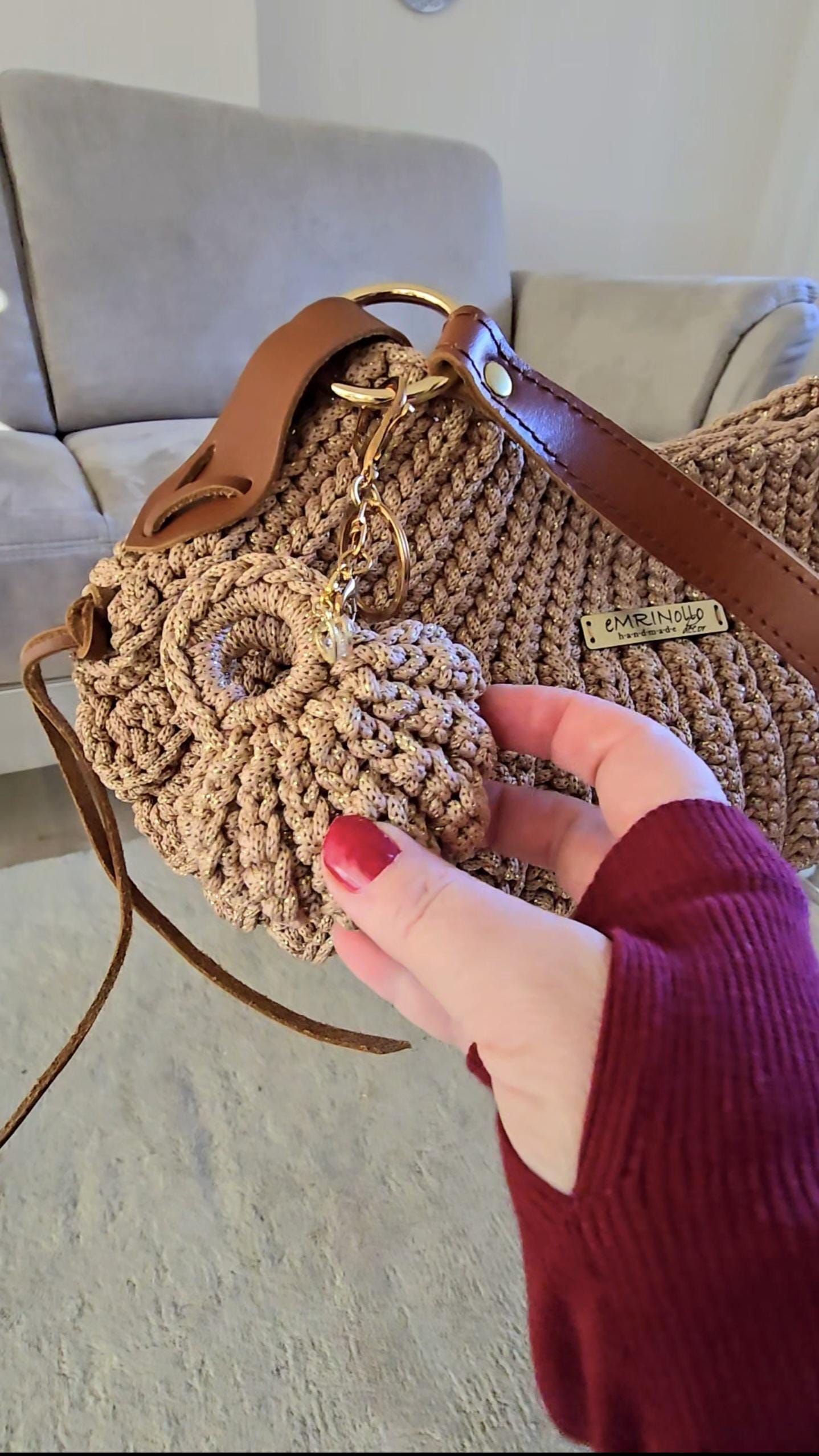 Handgearbeiteter Bag Charm aus Polyester mit Schlüsselring – ruhiges, funktionales Design