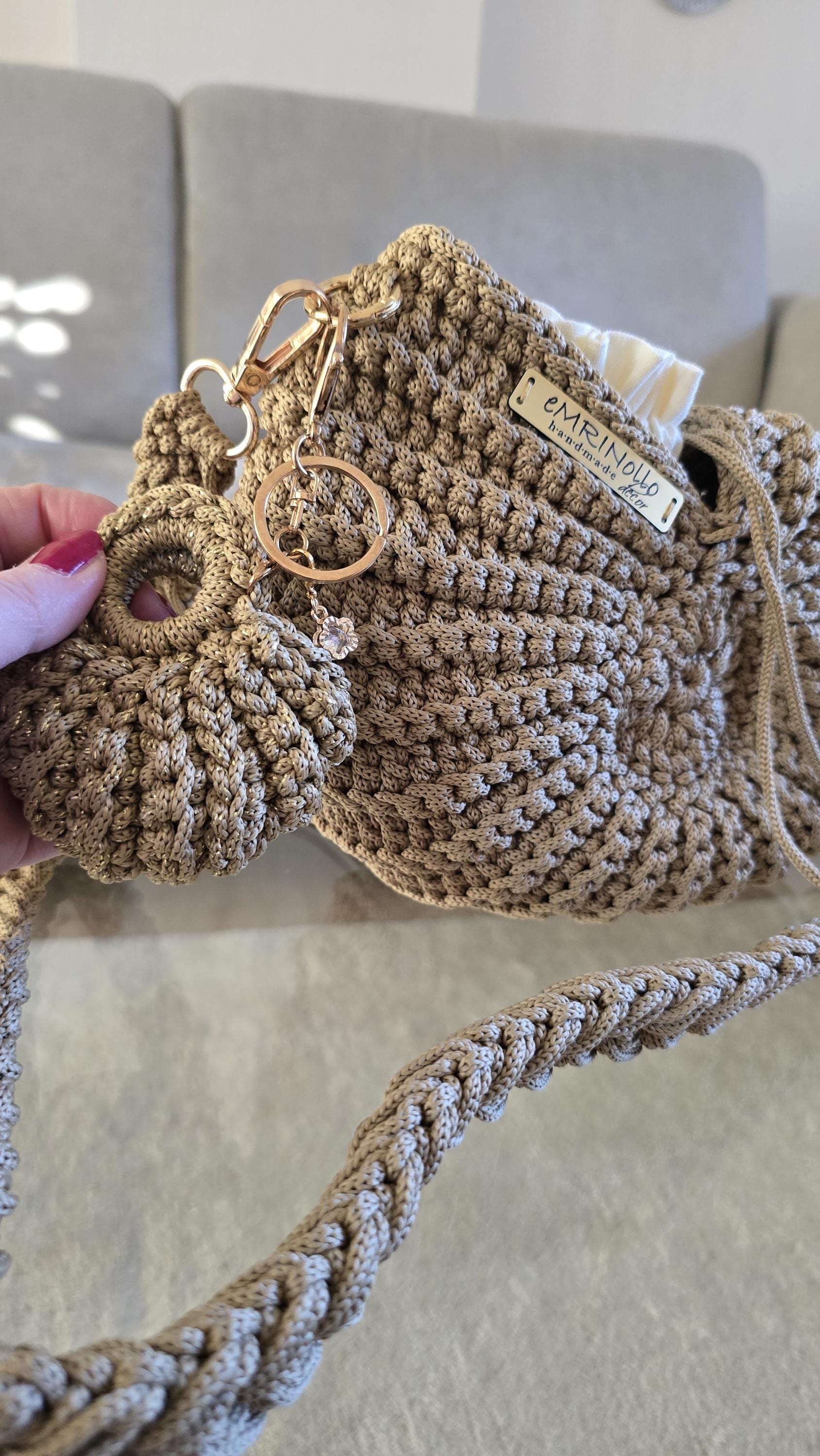 Taschenanhänger mit goldfarbenem Faden – dezente Akzentstruktur im Garn