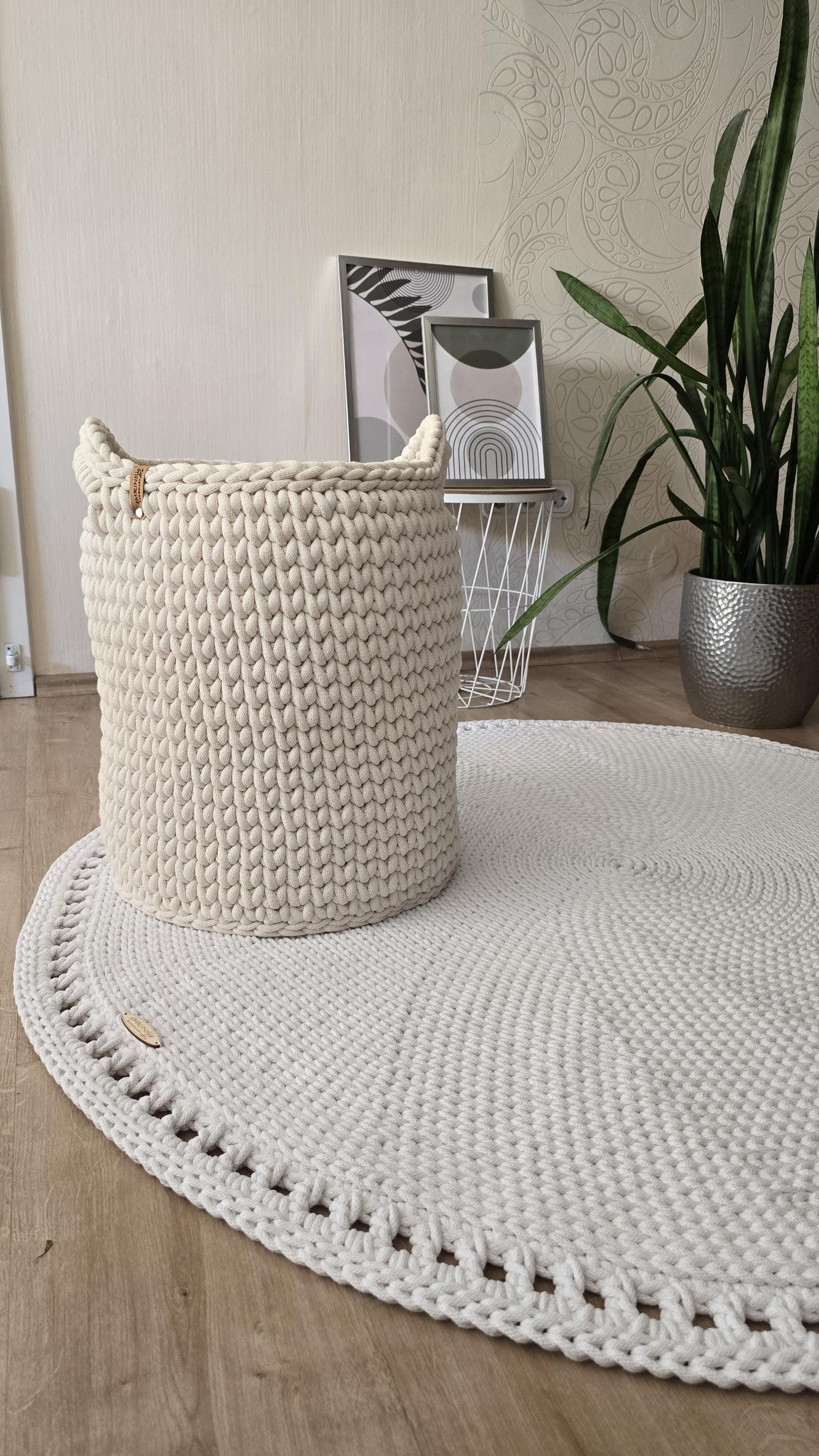 Ecru-Textilkorb als zurückhaltendes Wohntextil-Objekt im Raum.