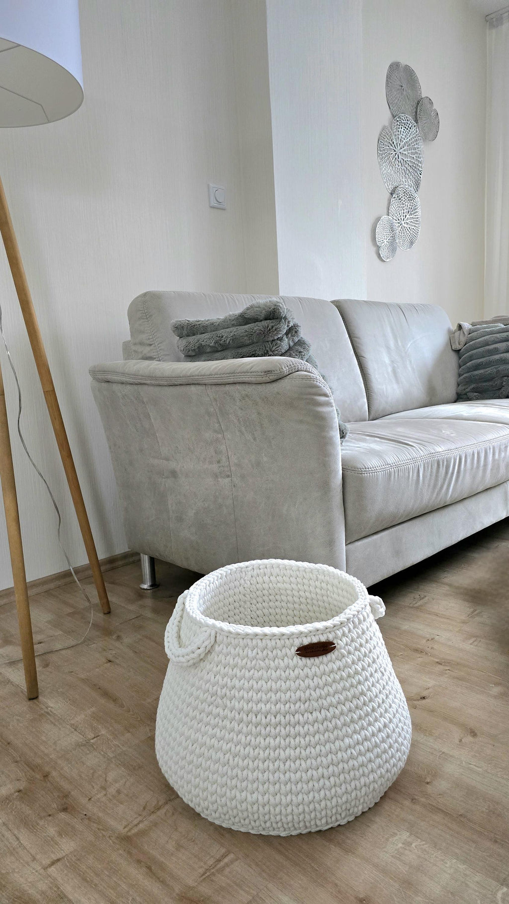 Ivory Aufbewahrungskorb auf Holzboden im modernen Wohnraum
