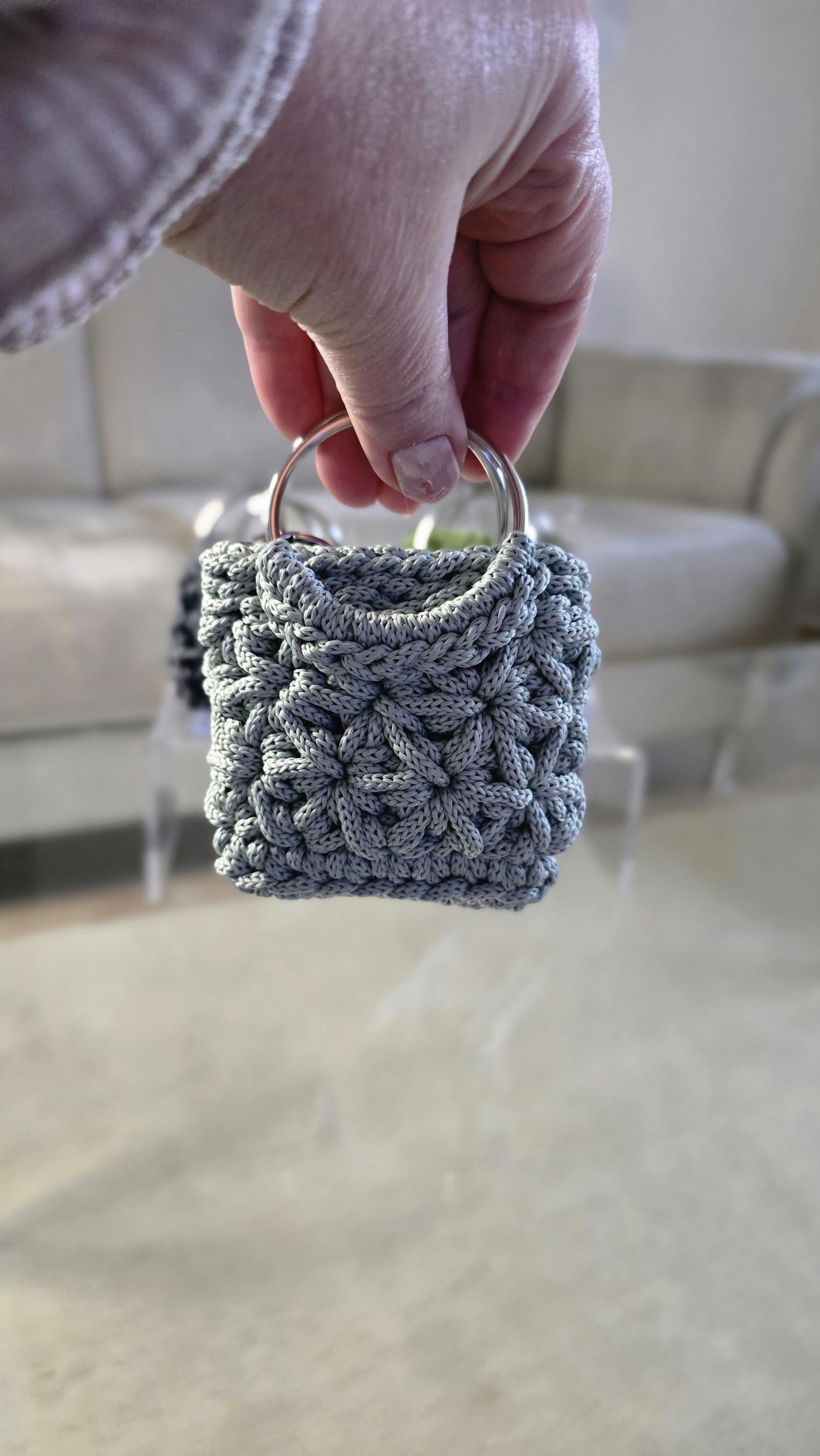 Hochwertiges Accessoire im Jasminmuster mit klarer Kantenführung und moderner Wirkung.