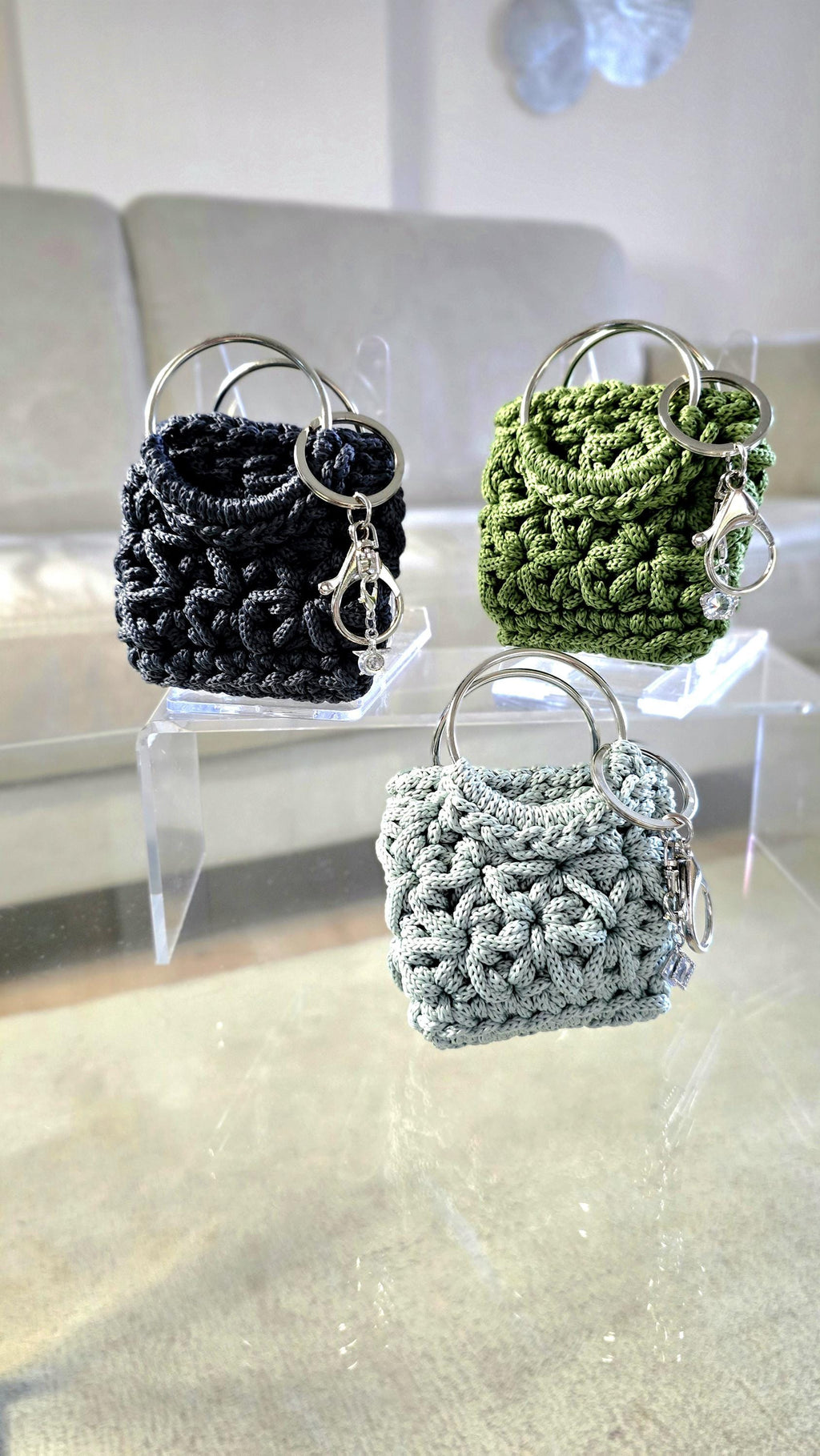 Eckiger Anhänger mit Ringgriffen als modisches Detail für Alltag und Styling.