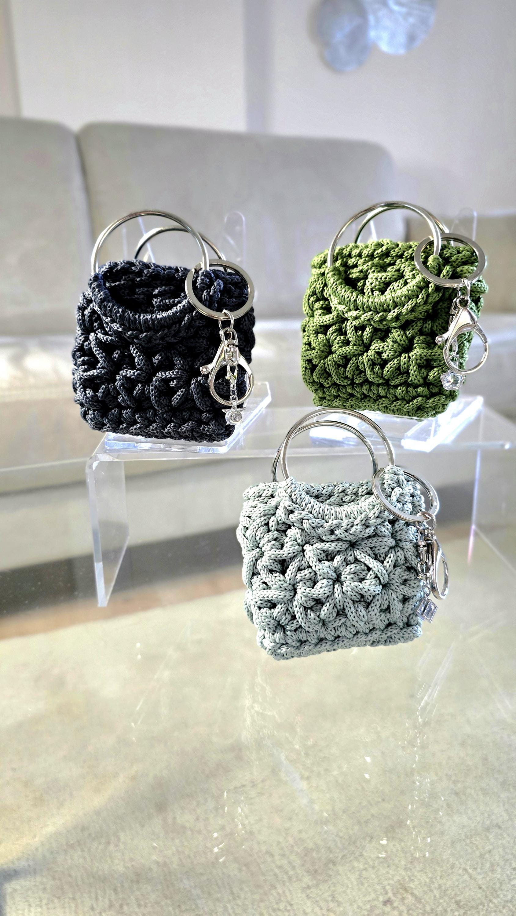 Eckiger Anhänger mit Ringgriffen als modisches Detail für Alltag und Styling.