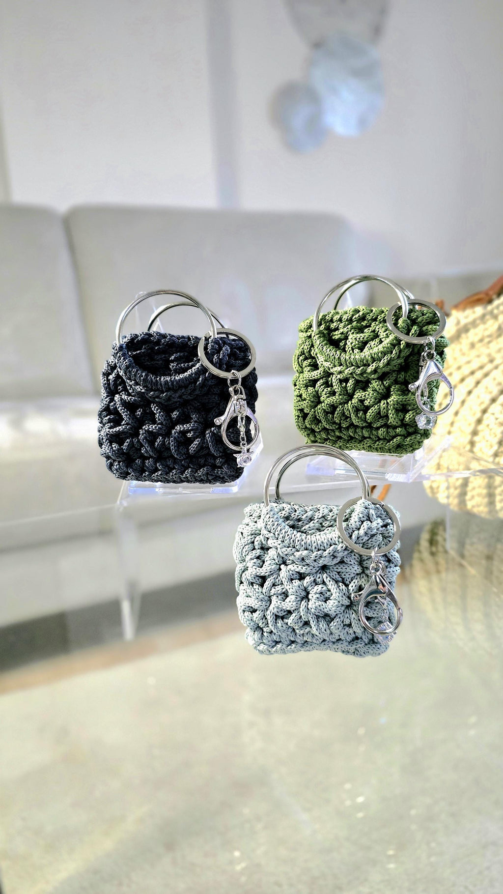 Bag Charm mit textiler Tiefe und markanter Silhouette für moderne Handtaschen.
