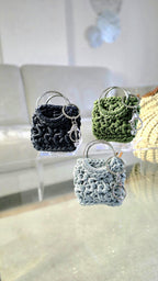 Bag Charm mit textiler Tiefe und markanter Silhouette für moderne Handtaschen.