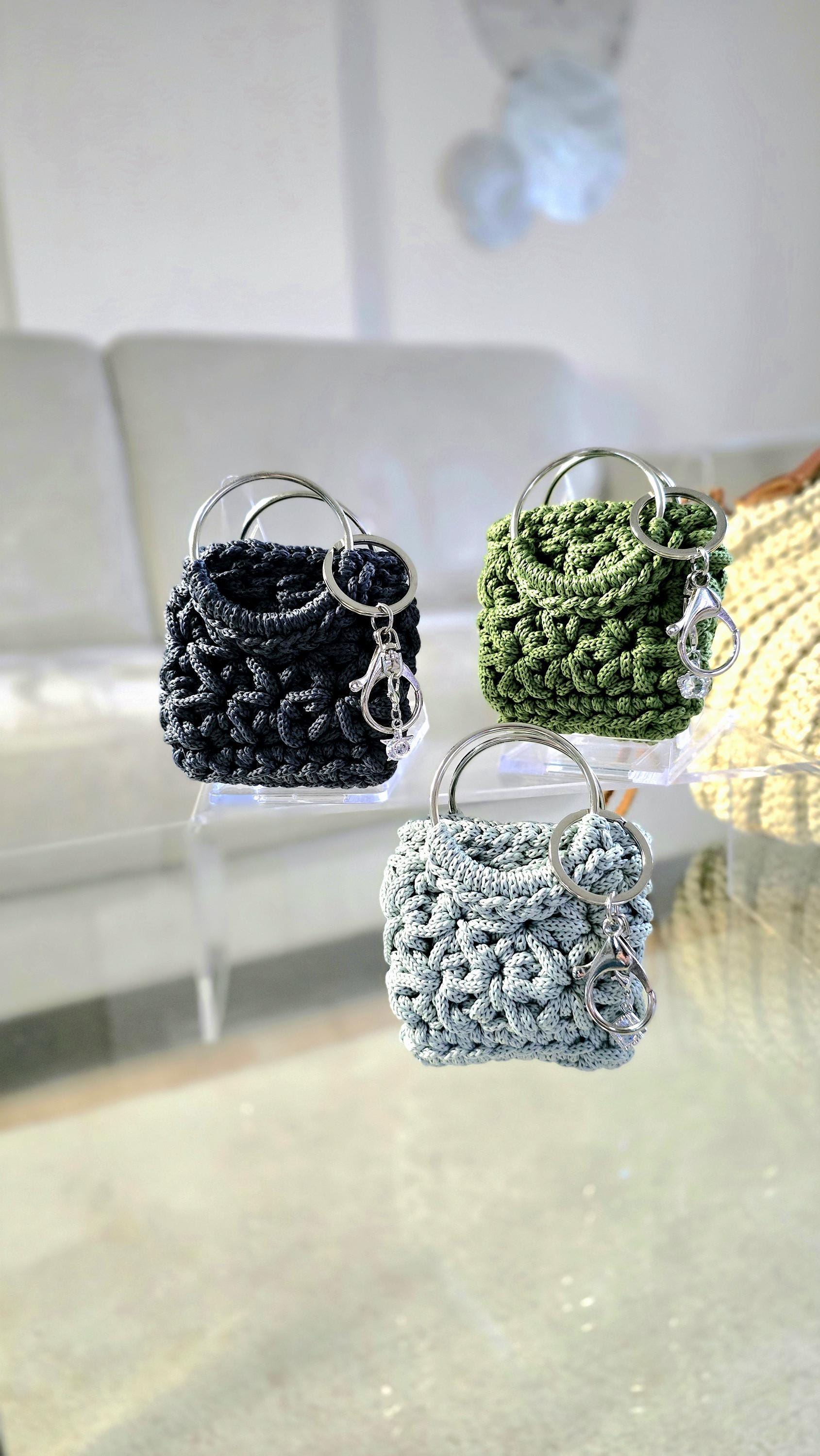 Bag Charm mit textiler Tiefe und markanter Silhouette für moderne Handtaschen.