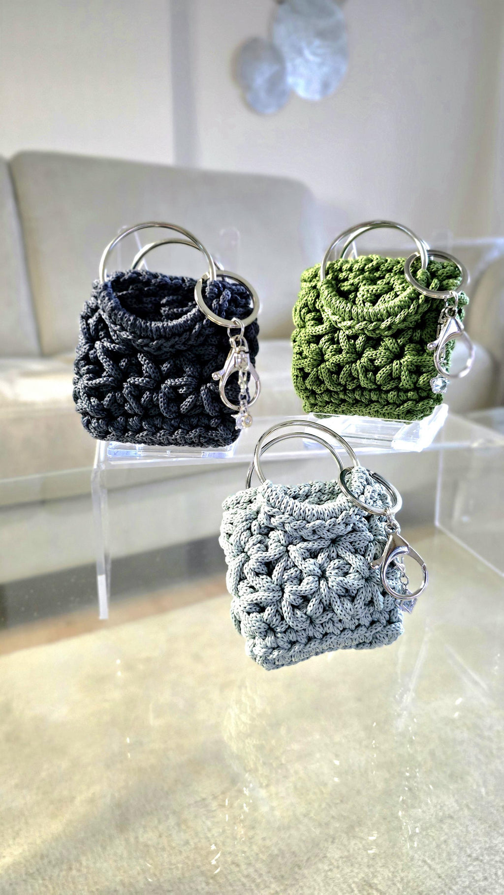 Modernes Taschenaccessoire im Jasminmuster mit klarer Form und dekorativem Akzent.