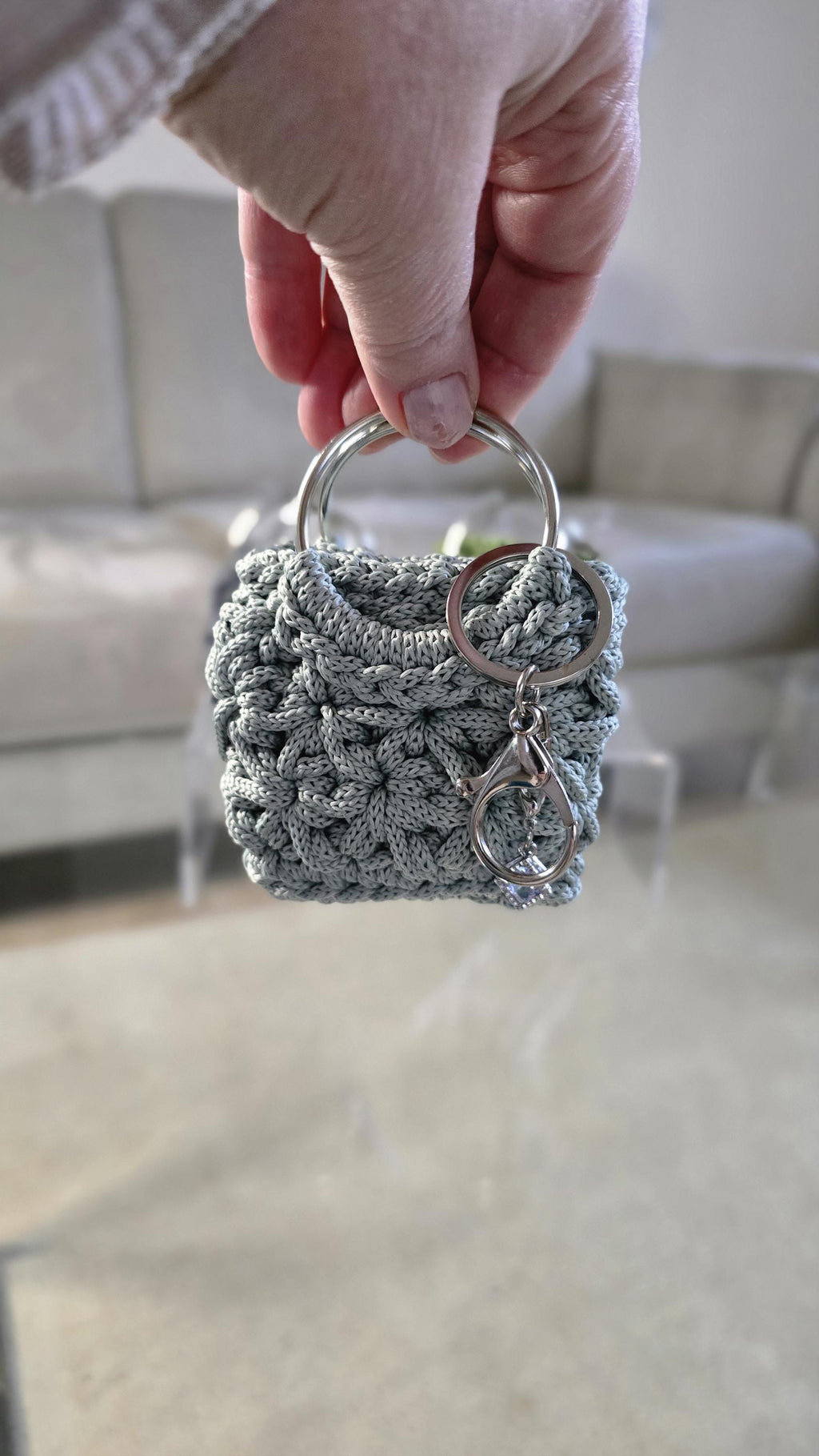 Moderner Schlüsselanhänger mit strukturierter Jasminoberfläche in Anthrazit mit dekorativem Metallanhänger.