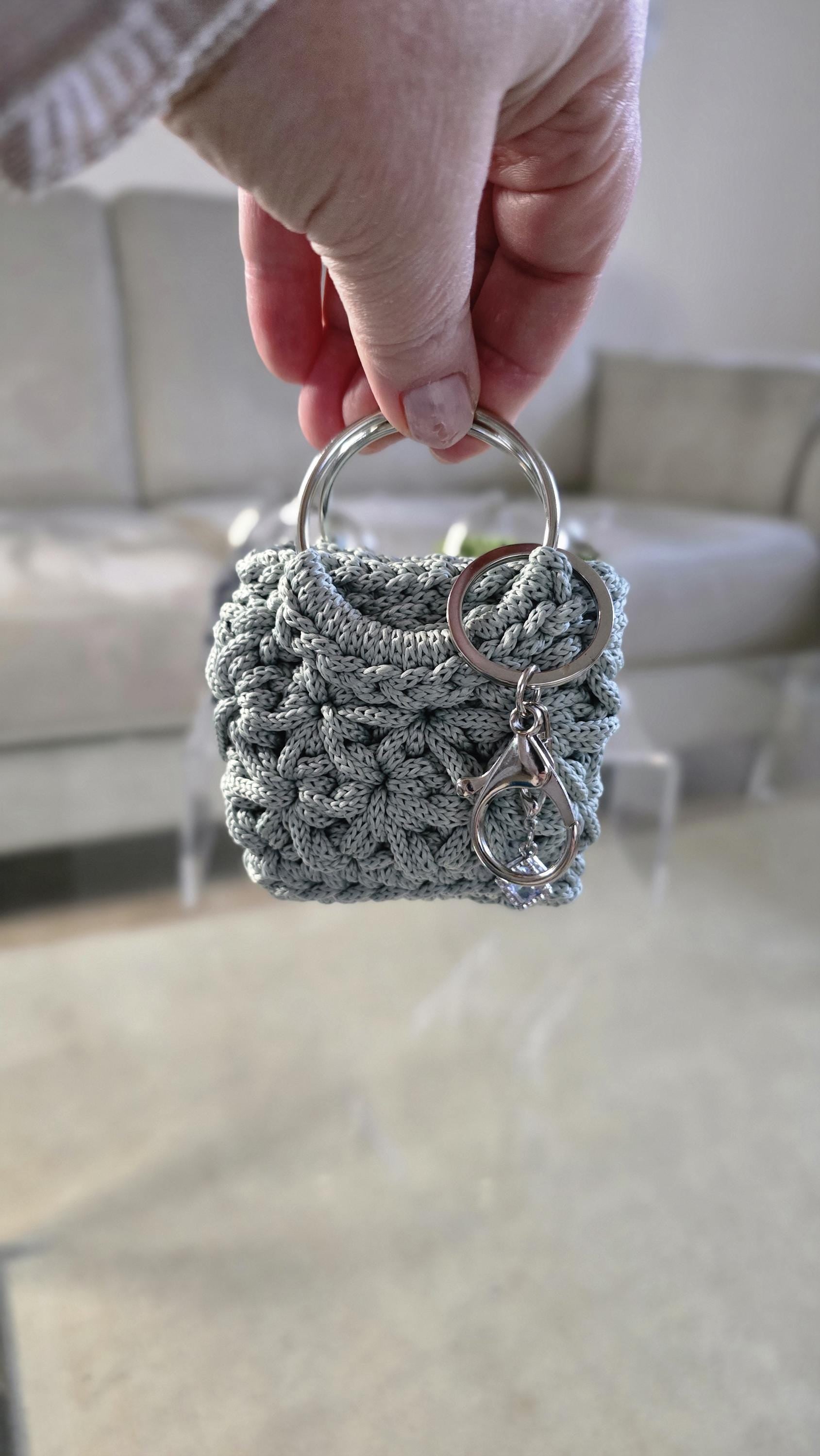 Moderner Schlüsselanhänger mit strukturierter Jasminoberfläche in Anthrazit mit dekorativem Metallanhänger.