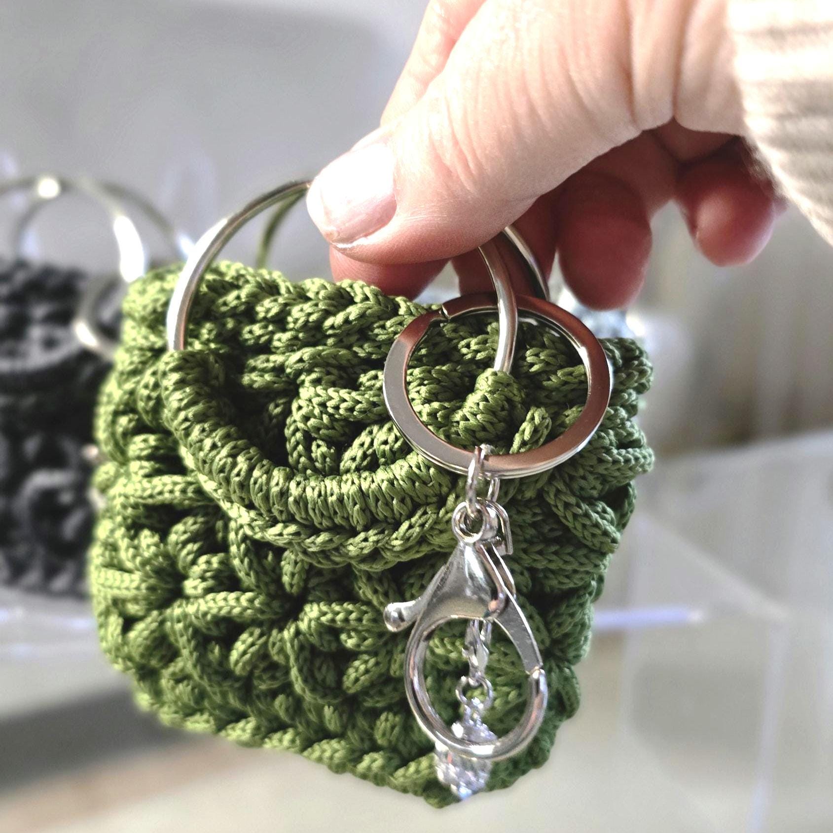 Farbvarianten Avocado, Anthrazit und Mint als modernes Taschenupdate.