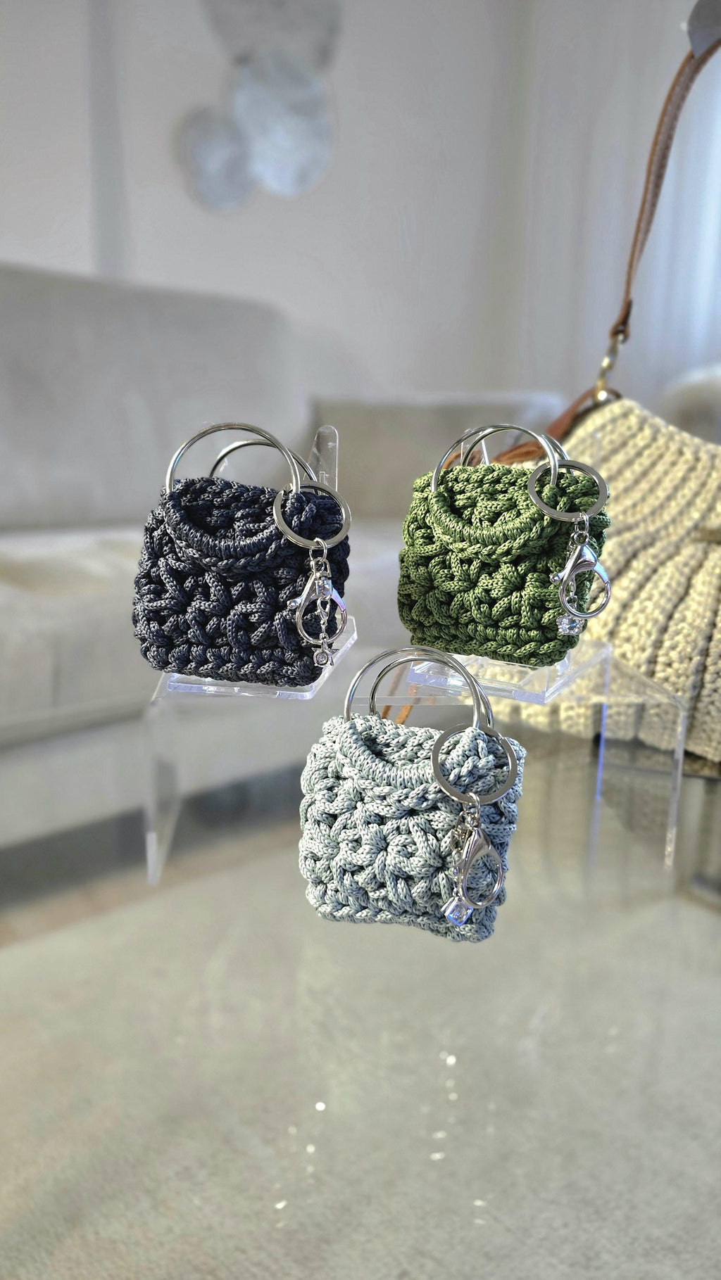 Jasminmuster Taschenanhänger als sichtbares Styling-Element an einer Handtasche getragen.
