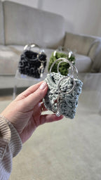 Detailaufnahme des plastischen Jasminmusters mit klarer geometrischer Struktur.