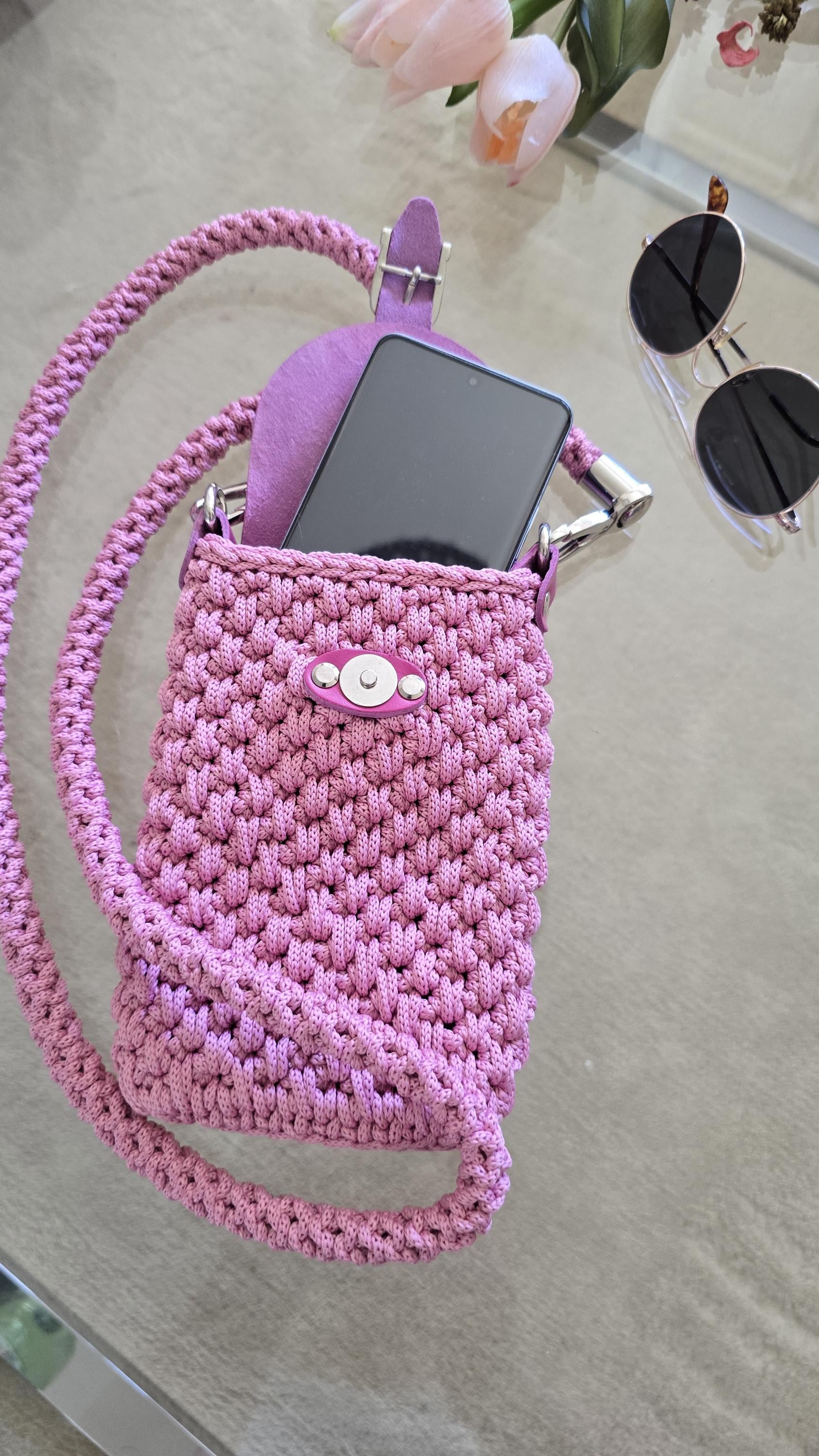Handytasche mit handgehäkeltem Schultergurt in 100 cm oder 120 cm Länge.