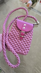 Rückseite der handgehäkelten Handytasche.