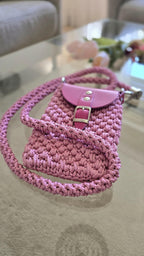Handgehäkelte Handytasche in Dusty Pink mit fuchsiafarbener Lederklappe.