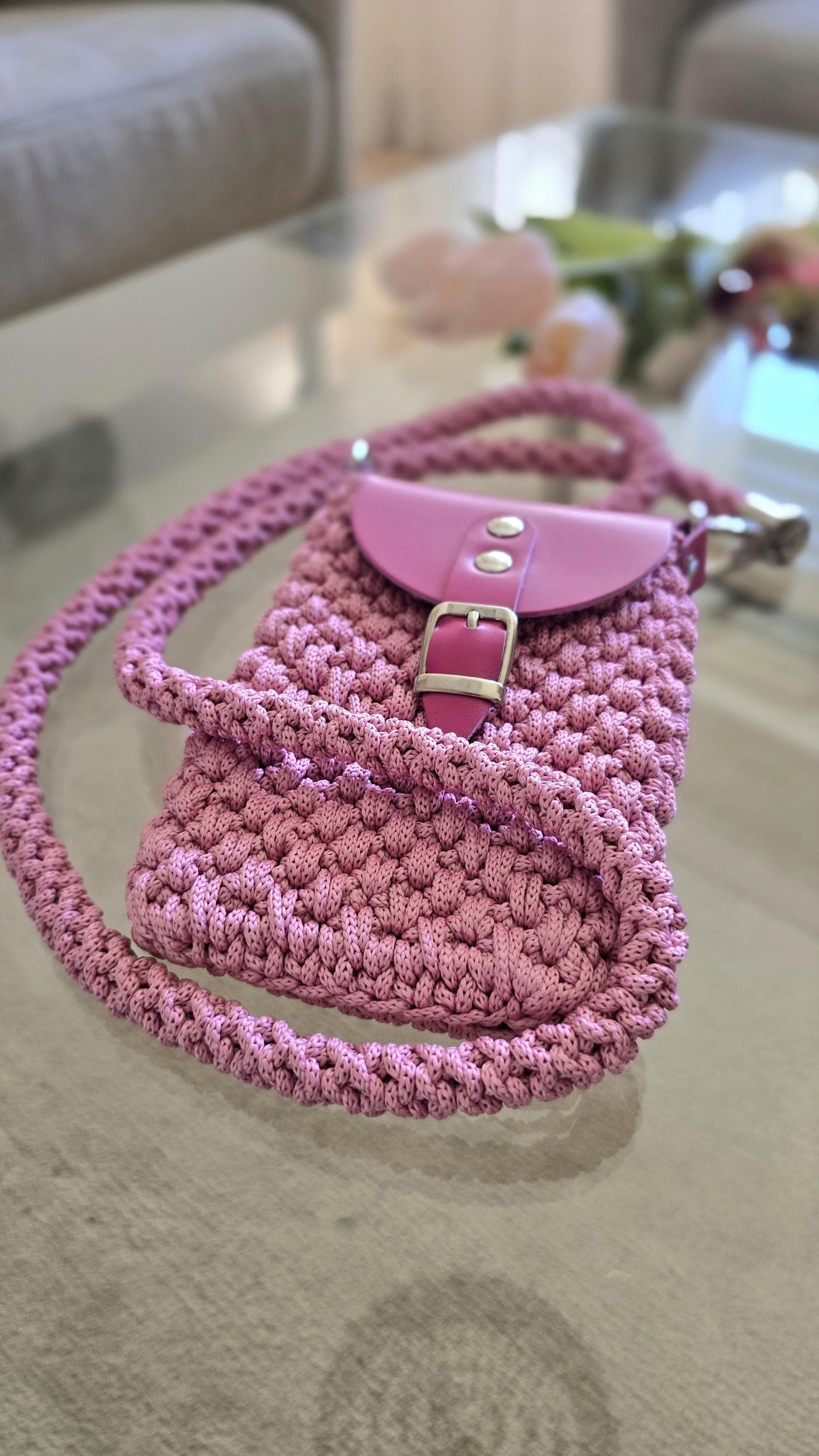Handgehäkelte Handytasche in Dusty Pink mit fuchsiafarbener Lederklappe.