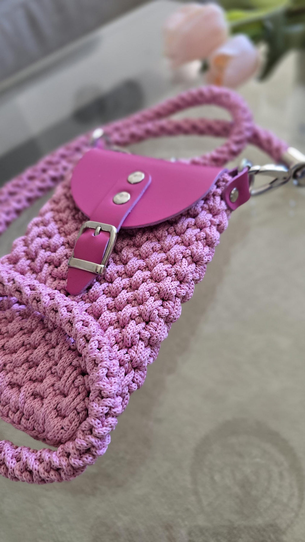 Gehäkelte Crossbody-Handytasche mit handgefertigtem Schultergurt.