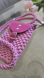 Gehäkelte Crossbody-Handytasche mit handgefertigtem Schultergurt.