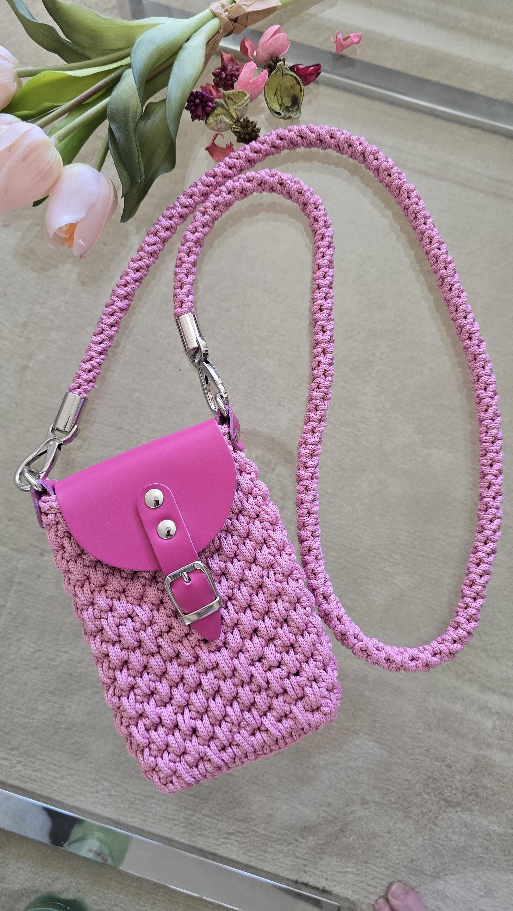 Stilvolle Handytasche für Frauen als Begleiter für Stadtbummel, Reisen oder Festivals.