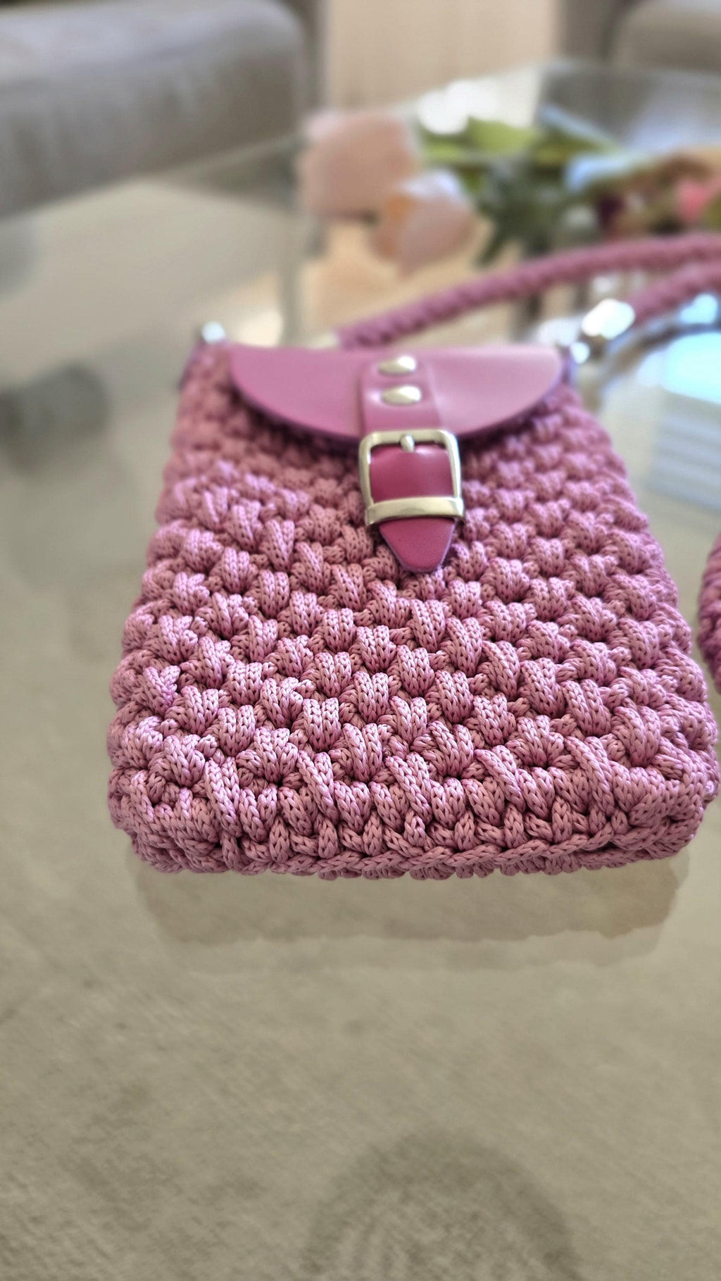 Gehäkelte Crossbody-Handytasche mit handgefertigtem Schultergurt.