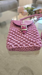 Gehäkelte Crossbody-Handytasche mit handgefertigtem Schultergurt.