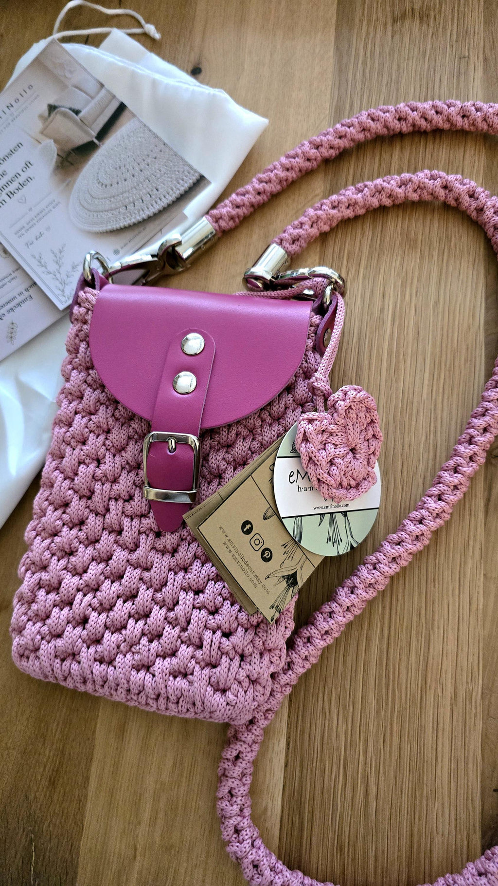 Stilvolle Handytasche für Frauen als Begleiter für Stadtbummel, Reisen oder Festivals.