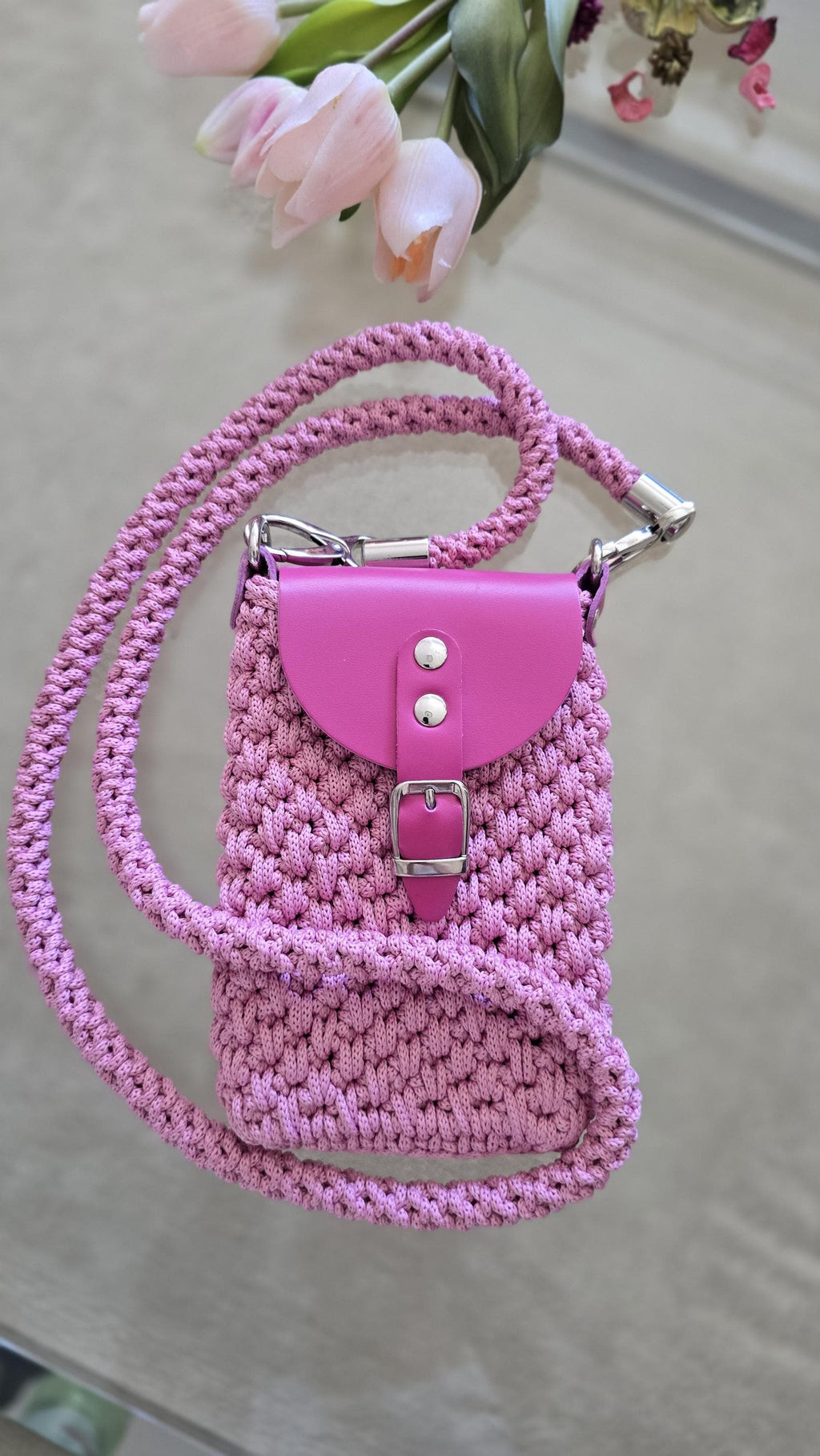 Handgefertigte Handytasche für Alltag, Reisen und Festivals.