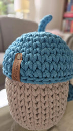 Der Eichelkorb als herbstliche Dekoration auf einem Wohnzimmerregal, kombiniert mit Trockenblumen und Boho-Accessoires.