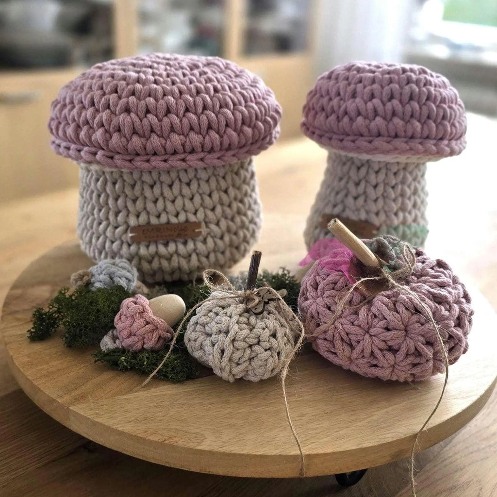 Nahaufnahme der dicken, robusten Häkelstruktur aus recycelter Baumwollschnur in Beige. Man sieht das gleichmäßige, stabile Maschenbild des Korb-Unterteils.