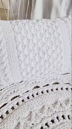 Handgestricktes Sofakissen mit Zopfmuster, Dekokissen mit gestricktem Kissenbezug und Kissenfüllung als Deko im Wohnzimmer oder Kinderzimmer