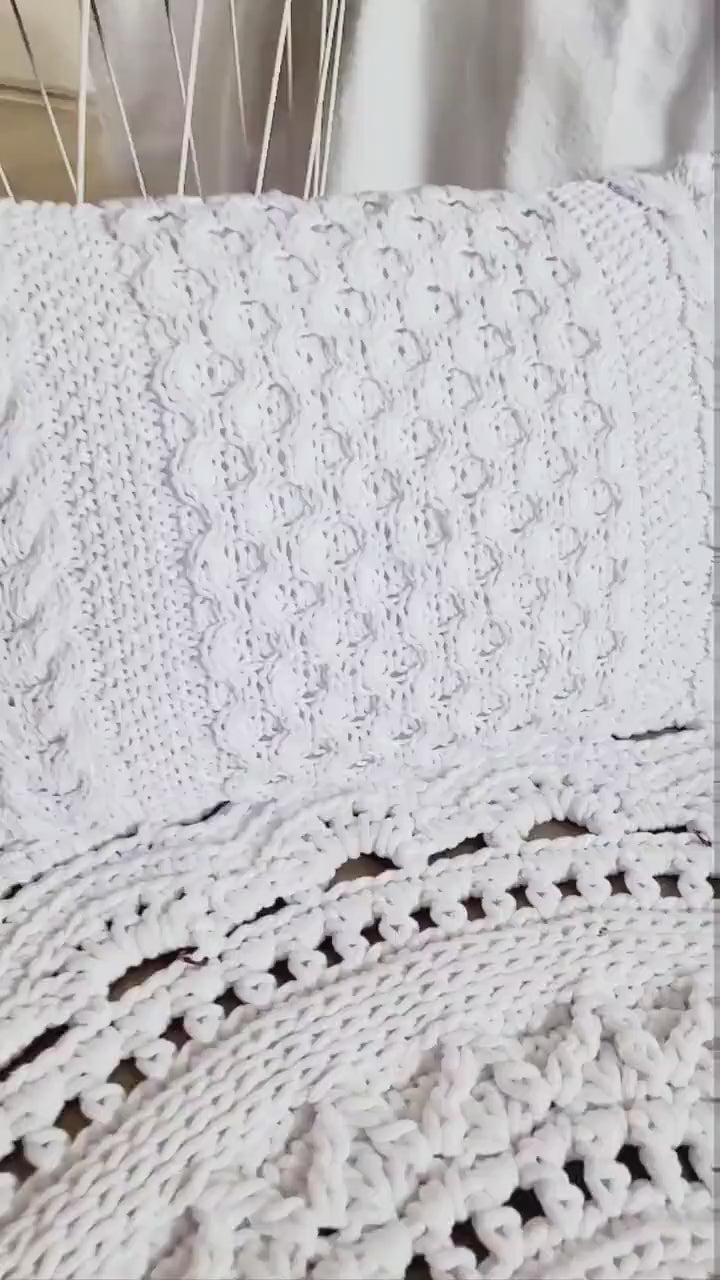 Handgestricktes Sofakissen mit Zopfmuster, Dekokissen mit gestricktem Kissenbezug und Kissenfüllung als Deko im Wohnzimmer oder Kinderzimmer