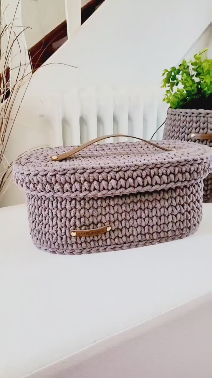 Gehäkelter Korb mit Deckel aus Baumwolle als stylisches Wohnzimmer- und Babyzimmer deko, praktischer Aufbewahrungskorb, Idee für Flur