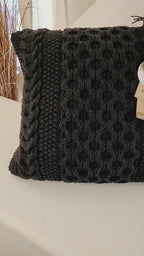 Kissen gestricktes Zopfmuster, schwarz, Wohnkultur, Dekokissen, Sofakissen, skandinavisches Dekor, aus Baumwollgarn von hoooked, grobstrick