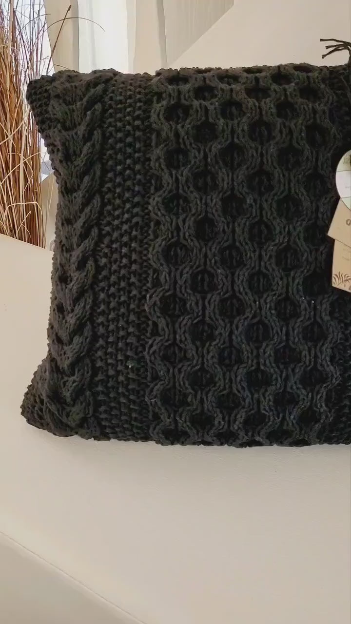 Kissen gestricktes Zopfmuster, schwarz, Wohnkultur, Dekokissen, Sofakissen, skandinavisches Dekor, aus Baumwollgarn von hoooked, grobstrick