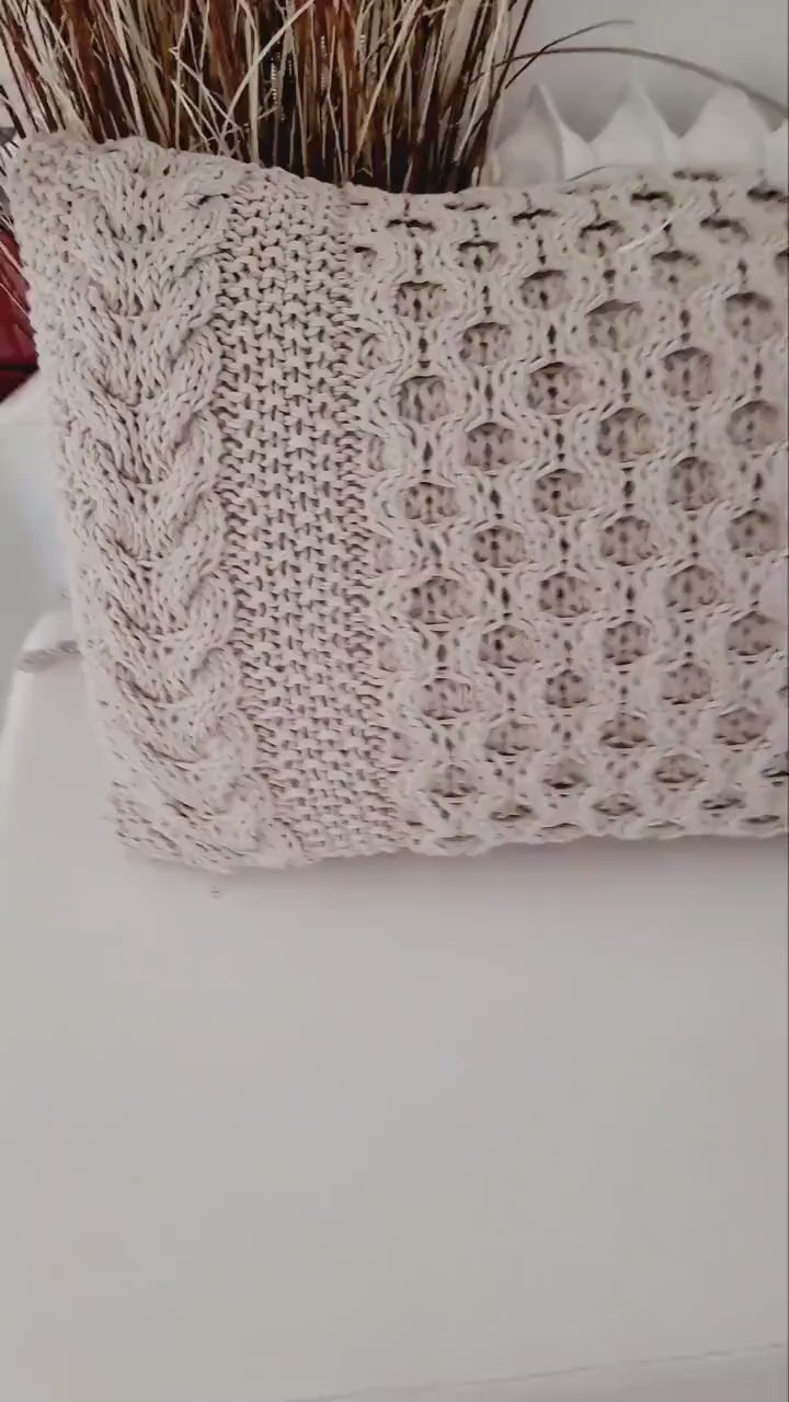 Kissen gestricktes Zopfmuster, Wohnkultur, Dekokissen, Sofakissen, skandinavisches Dekor, aus Baumwollgarn von hoooked, grobstrick