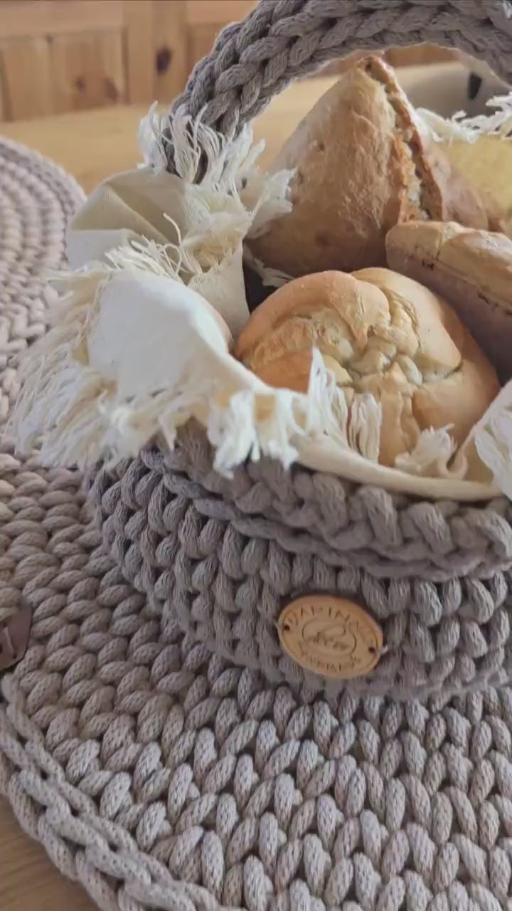 Gehäkelter Henkelkorb Baumwolle – Brotkorb modern – Geschenk für Zuhause  –Korb mit Henkel handgemacht - Wohnaccessoires - Tischdekoration